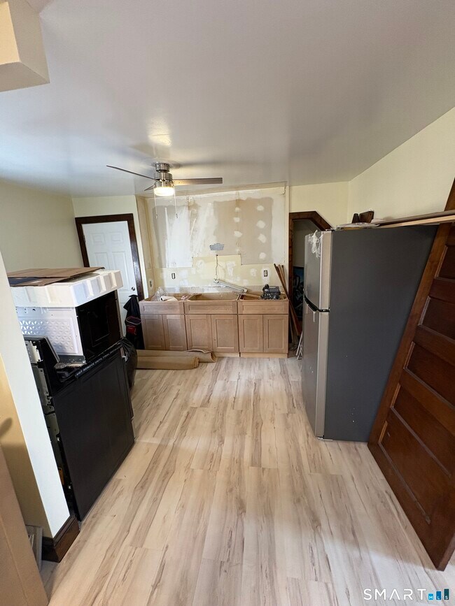 Building Photo - 689 Maplewood Ave