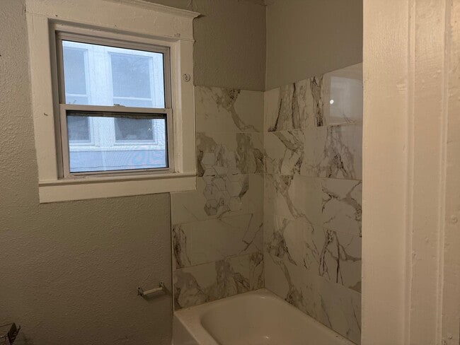 Building Photo - 2 Bedroom House