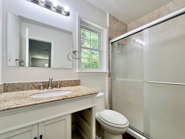Building Photo - SPACIOUS 4 BEDROOM CLOSE TO MATTHEWS!