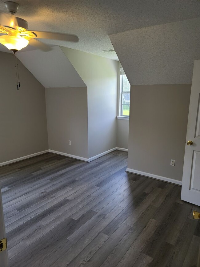 Building Photo - Freshly renovated and low maintenance