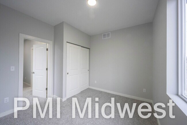 Building Photo - "Charming 2-Bedroom Gem with 1.5 Baths on East Michigan Street – A Cozy 949 Sq. Ft. Haven in Indi...