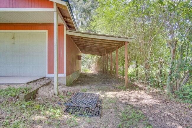 Building Photo - Completely Remodeled 3BR Home on Nearly an Acre with In-Ground Pool, Pool Service Included & Huge...