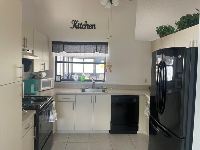 Building Photo - 5675 Northpointe Ln