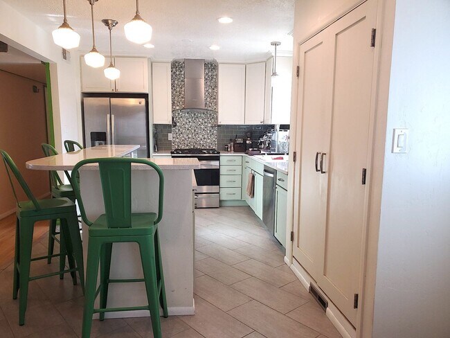 Building Photo - Updated 3 bed 2 bath near UPTOWN! Don't Mi...