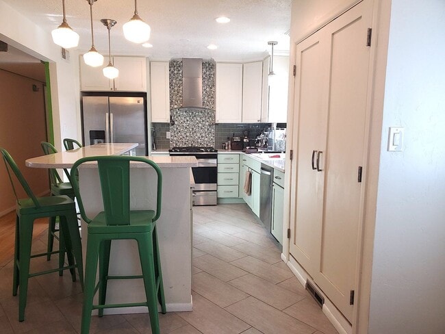 Building Photo - Updated 3 bed 2 bath near UPTOWN! Don't Miss out! Hardwood Floors!