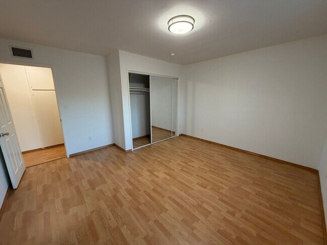 Building Photo - 3 Bedroom 2 Bath Home With Ample Storage