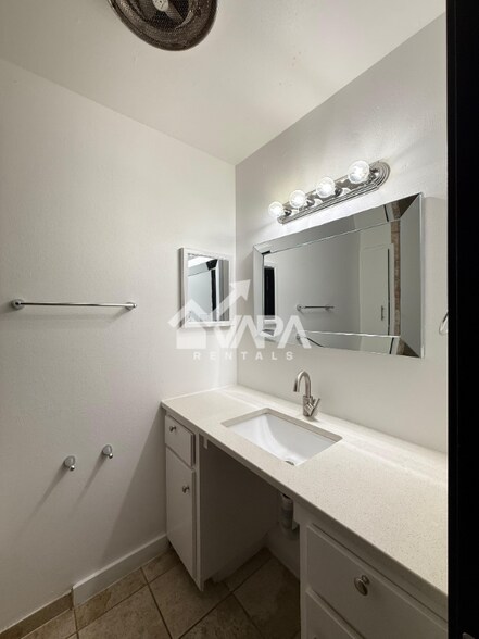 Building Photo - 4210 Dauphine Dr
