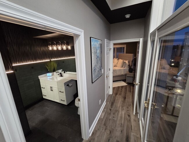 Building Photo - 1515 N Van Buren St