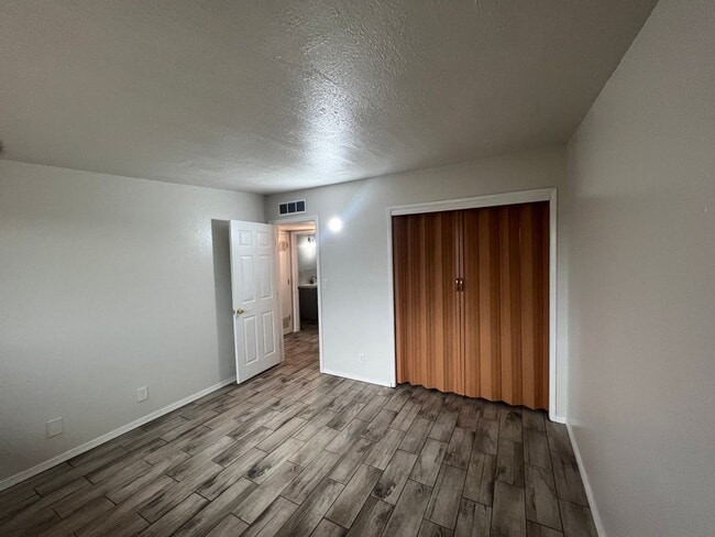 Building Photo - Recently Remodeled 2 Bedroom Duplex Apartment in Convenient Central Location