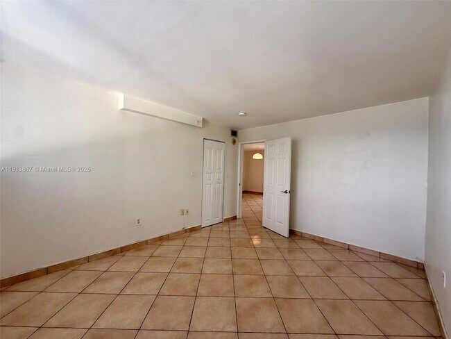 Building Photo - 555 NE 30th St