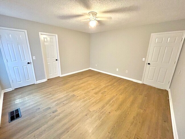 Building Photo - Beautiful Townhome in the Heart of Madison! MOVE IN SPECIAL!