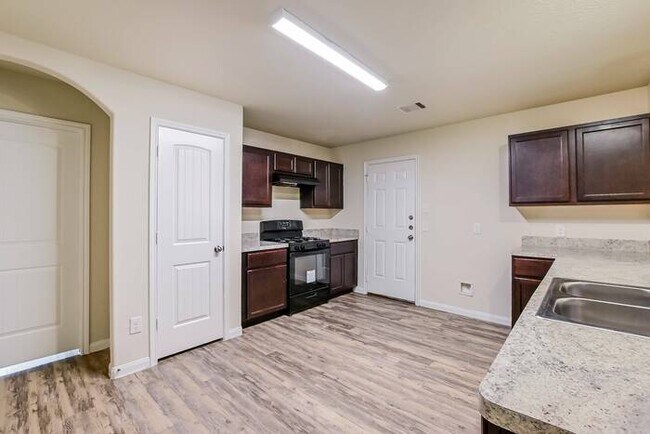 Building Photo - 5710 Kyle Cove Dr