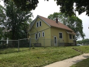 Building Photo - Roomy 3 Bedroom Single Family Home ( Franklin Heights )