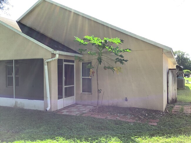 Building Photo - 2207 Golden Ivy Way
