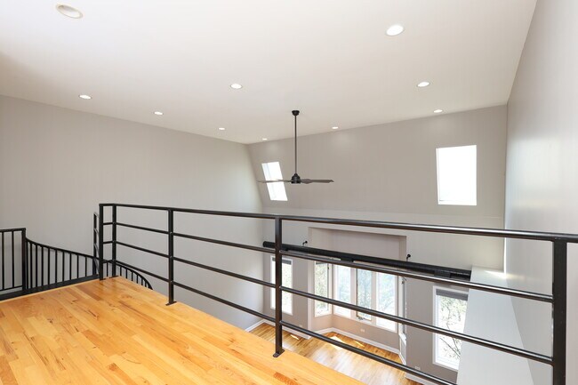 Building Photo - 815 S Western Ave