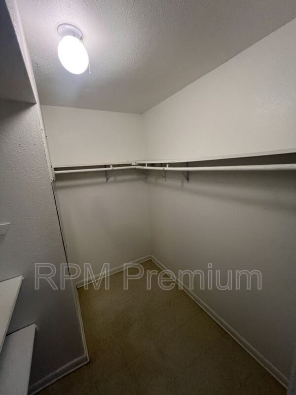 Building Photo - 2150 N Sherwood Forest Dr