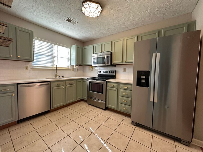 Building Photo - **COMING SOON!** Charming 3-Bedroom, 2-Bath Home in South Lexington! Attached Garage, W/D, Deck