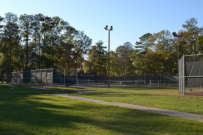 Building Photo - 15919 Golf Club Dr