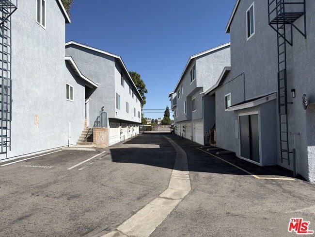 Building Photo - 9915 Variel Ave