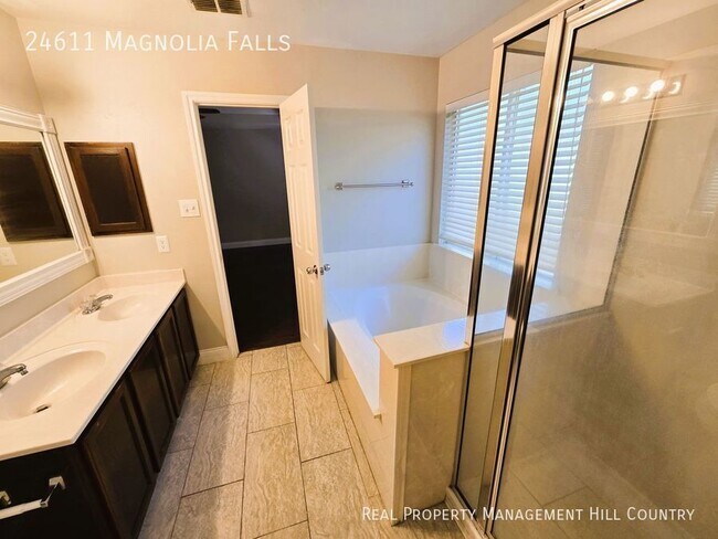 Building Photo - 24611 Magnolia Falls