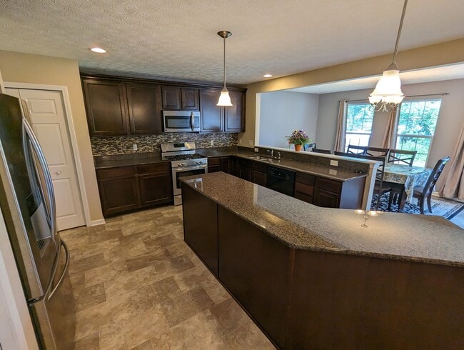 Building Photo - Beautiful 4 Bedroom Home in Amherst Schools.