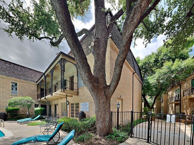 Building Photo - Captivating Condo in the Royale Orleans Ea...