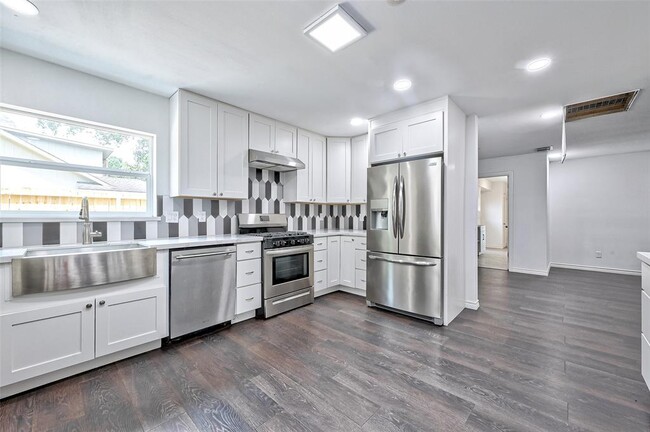 Building Photo - 5319 S Braeswood Blvd