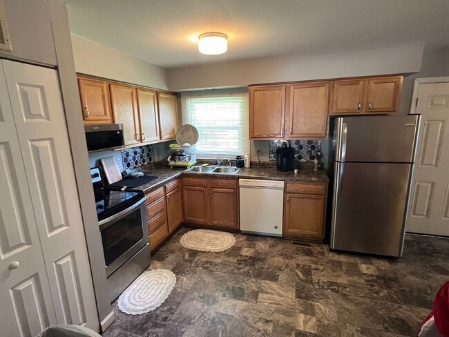 Building Photo - 3 Bedroom Ranch in Southwood - Available S...