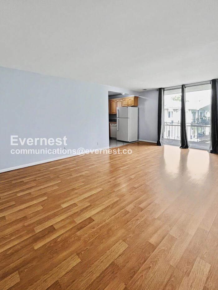 Building Photo - 613 Hillsboro Rd