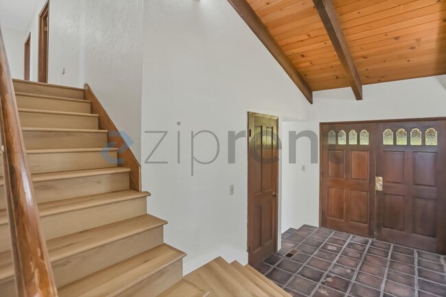 Building Photo - Unit