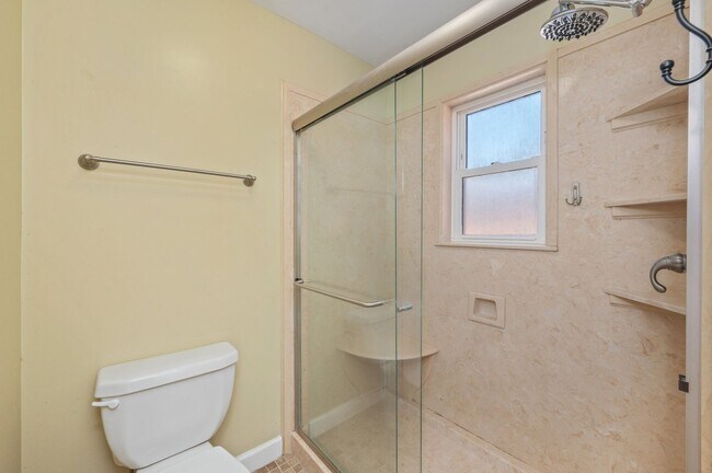 Building Photo - Updated 3 Bedroom in Great Location!