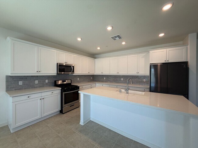 Building Photo - Rosamond 4 Bedroom + 3 Bathroom !