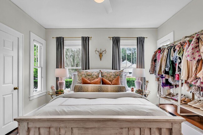 Building Photo - Completely Renovated Charming - 3 bedroom 2 bathroom home - 1108 Bonventure Rd, Savannah GA