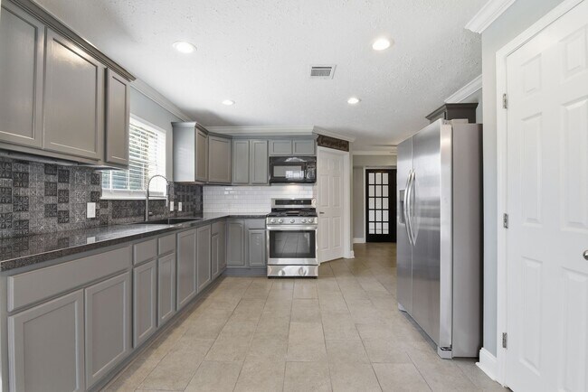 Building Photo - Beautifully Updated 4-Bedroom Home in a Prime Houston Location
