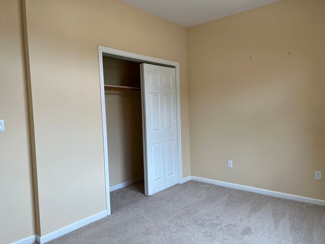 Building Photo - Three Bedroom Home in Orangevale - View Le...