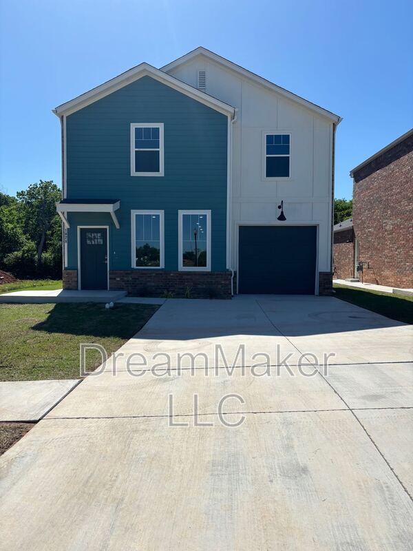 Building Photo - 1028 Varenna Ln