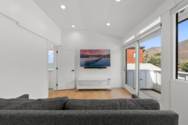 Building Photo - 2988 Solimar Beach Dr