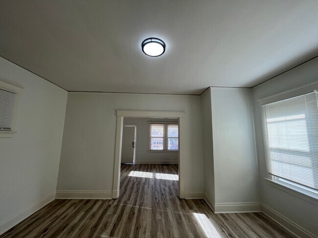 Building Photo - 3 bedroom 2 bath with Garage