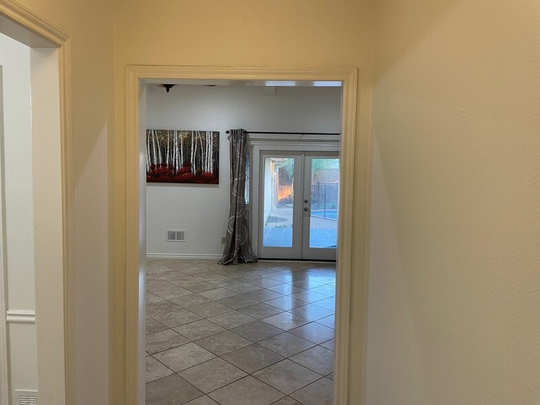 Building Photo - 737 Robin Ln