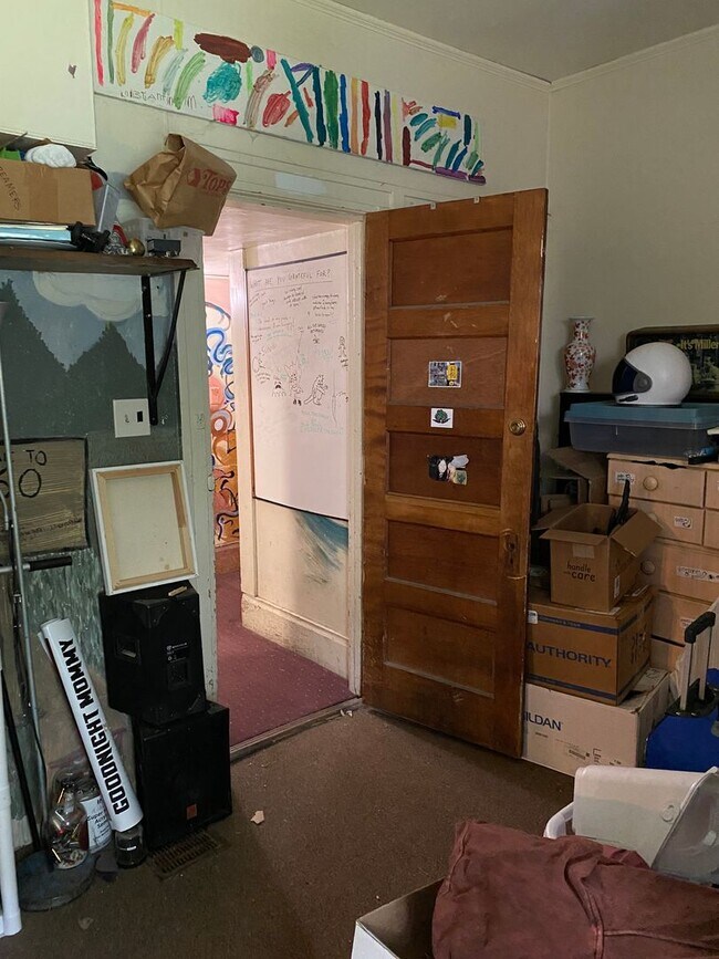 Building Photo - Available 6/1/26 Spacious 2nd/3rd Floor Du...