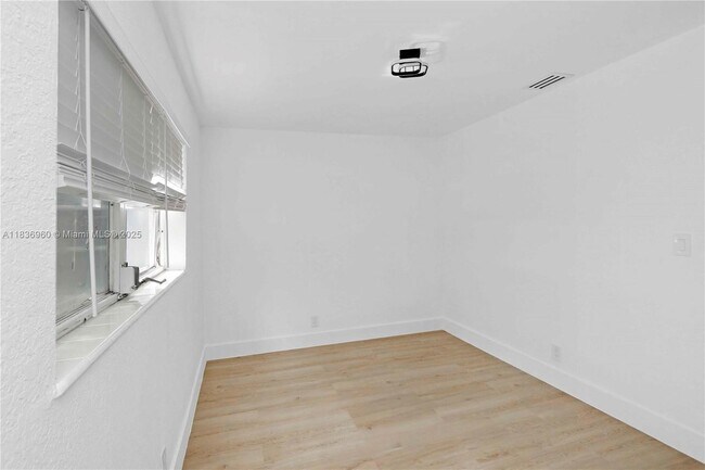 Building Photo - 610 NW 38th Ct