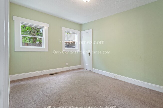 Building Photo - Charming Three Bedroom Home in Hazelwood!