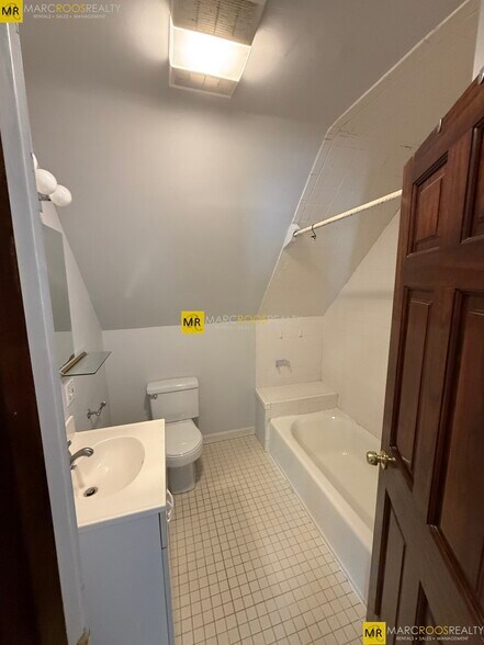 Building Photo - 68 Willow Ave