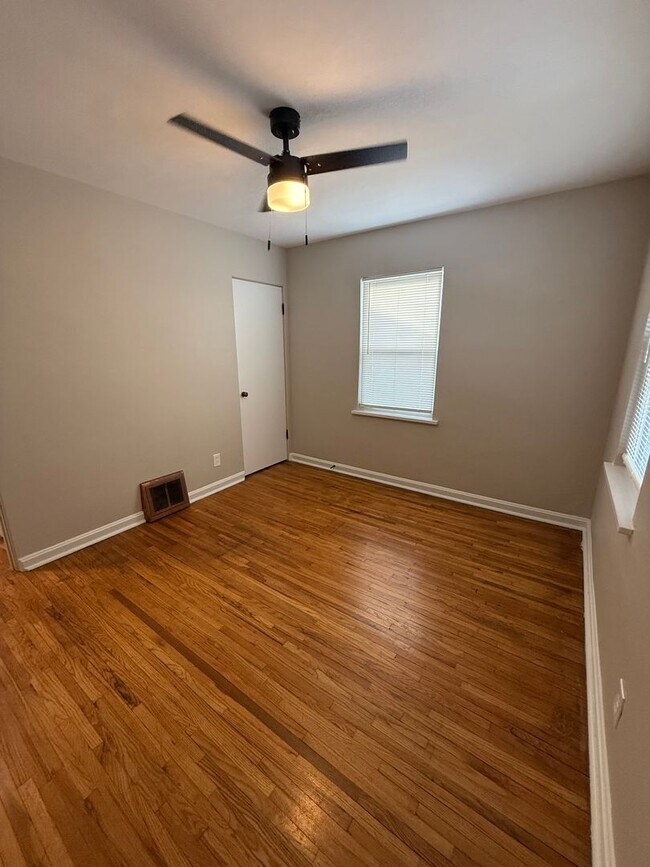 Building Photo - Private Charming Home!