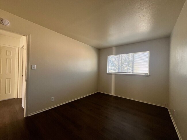 Building Photo - 770