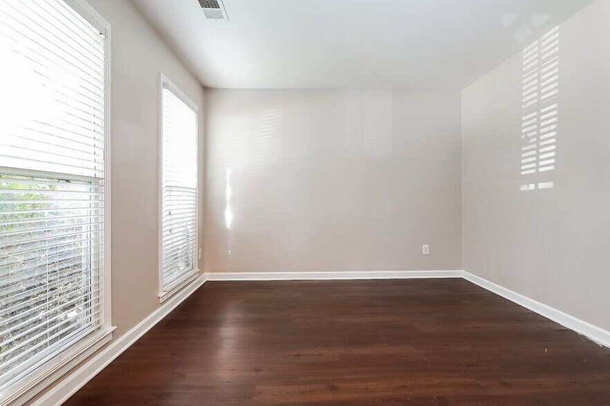 Building Photo - 2965 Lenora Springs Dr