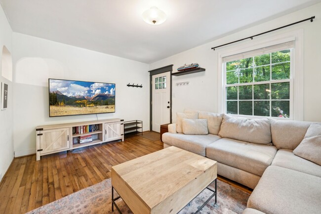 Building Photo - Available Early August! Beautiful 3-bedroo...