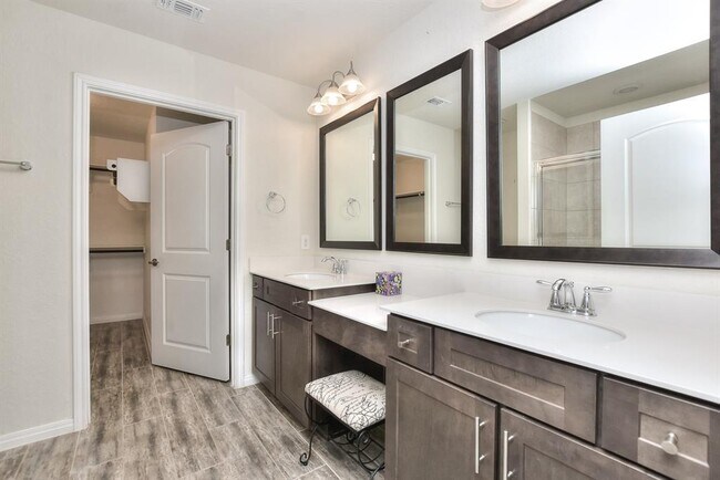Building Photo - 220 Comal Ln