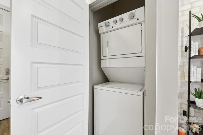 Building Photo - 905 Kenilworth Ave