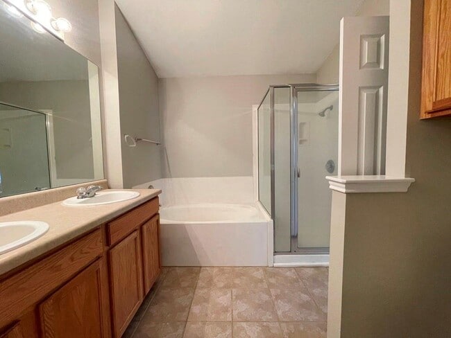 Building Photo - 162 Dressen